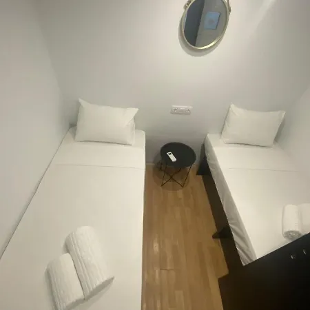 Le.chris Central Dorms Capsule hotel *