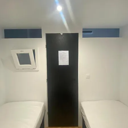 Le.chris Central Dorms Capsule hotel
